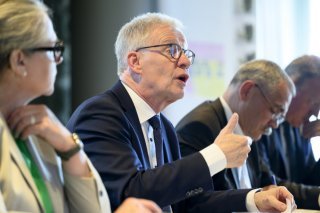 Le grand argentier fribourgeois Jean-Pierre Siggen, au centre, a dit présenter un budget 2026 "équilibré grâce aux mesures du programme d’assainissement des finances de l’Etat" (archives). KEYSTONE/LAURENT GILLIERON